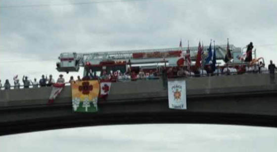 Un camion de pompiers sur un pont