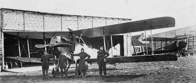 Pilote d'Armstrong Whitworth F.K.8 et équipage au sol