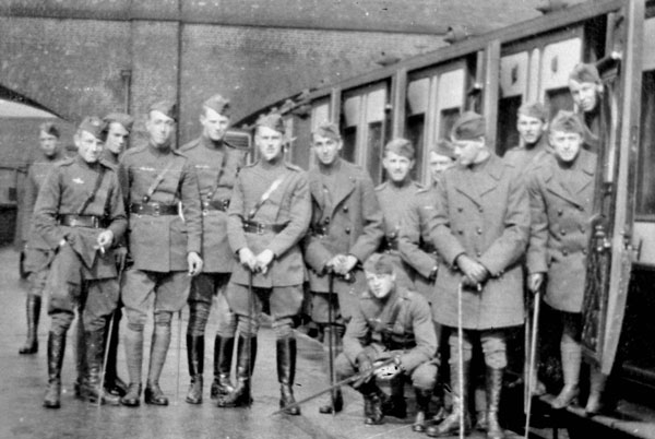 Alan McLeod montant dans un train en compagnie de collègues officiers